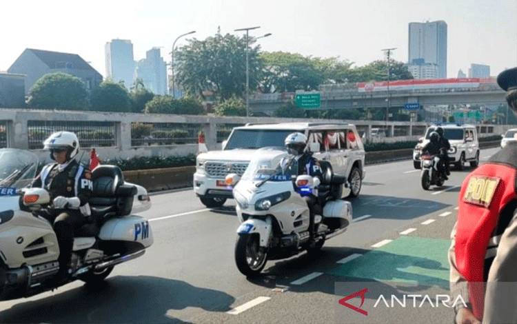 Iring-iringan Presiden Prabowo Subianto saat tiba di Gedung DPR/MPR RI, Jakarta, Jumat (15/8/2025). ANTARA/Ilham Kausar.