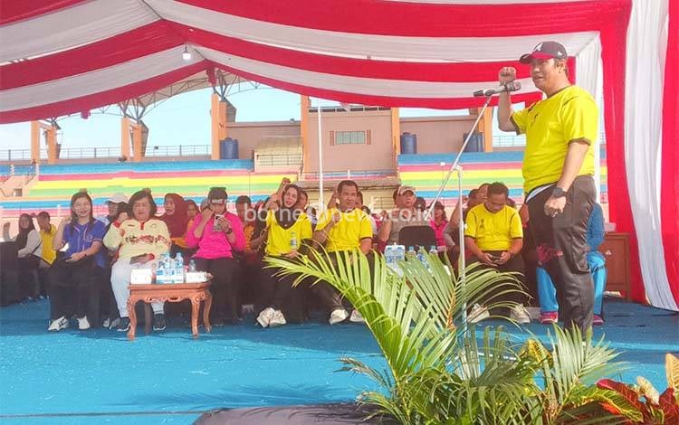 Sambut HUT ke-80 RI, Bupati dan Wabup Pulang Pisau Senam Bersama Masyarakat