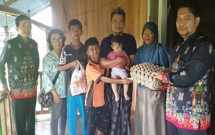 Kesbangpol Palangka Raya Salurkan Bantuan Telur untuk Cegah Stunting