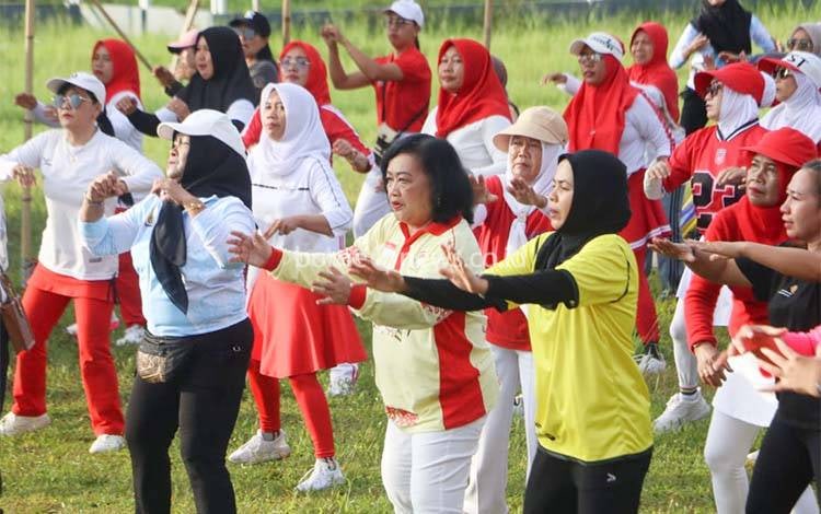 Perwosi Pulang Pisau Gelar Senam Bersama Sehatkan Masyarakat