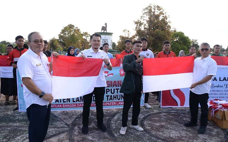 Sambut HUT ke-80 RI, Pemkab Lamandau Gelar Pembagian 1.000 Bendera Merah Putih