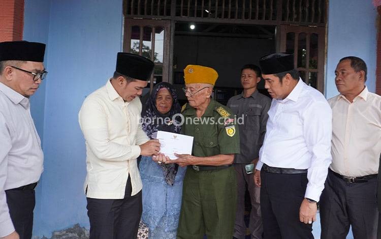 Jelang HUT ke-80 RI, Bupati dan Wabup Pulang Pisau Anjangsana ke Kediaman Veteran