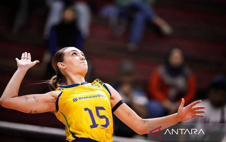 Outside hitter timnas U-21 Brasil Helena Hoengen melepaskan pukulan saat bersua Argentina pada pertandingan babak 16 besar Kejuaraan Bola Voli Dunia U-21 Putri 2025 yang berlangsung di Jawa Pos Arena, Surabaya, Jawa Timur, Jumat (15/08/2025). (ANTARA/HO-Volleyball World)