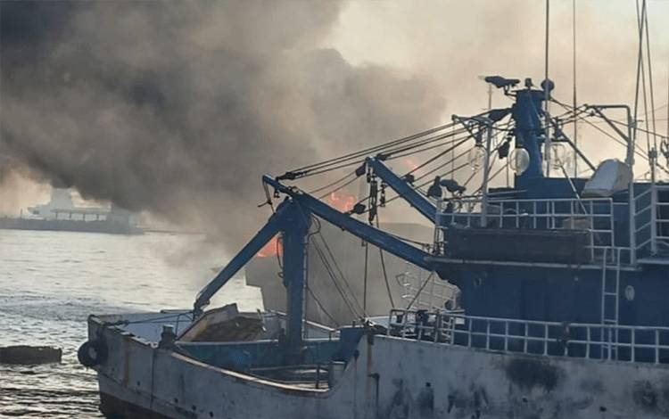 Sebuah Kapal Terbakar pada Sabtu Pagi