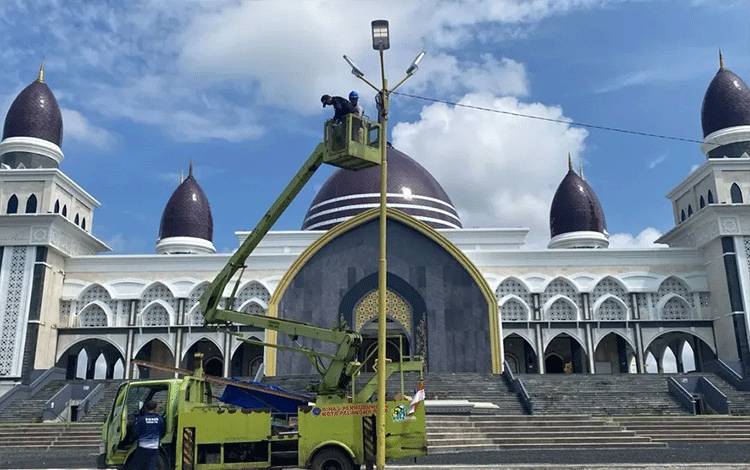 Dishub Palangka Raya Lakukan Penggantian Lampu PJU