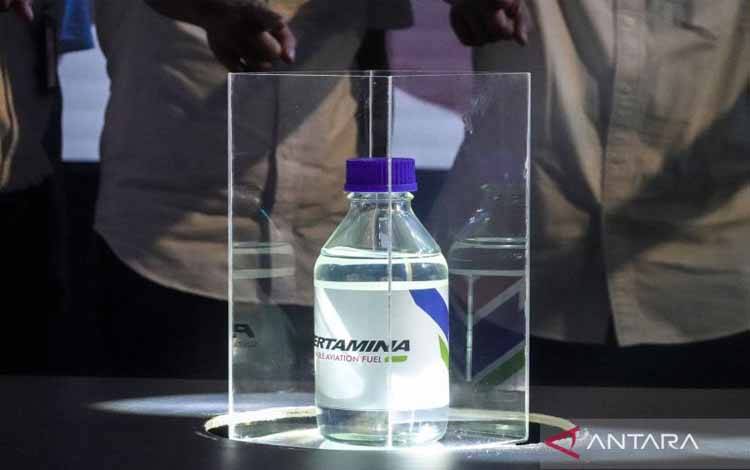 Sampel produk Pertamina Sustainable Aviation Fuel (SAF), berbahan baku campuran Used Cooking Oil (UCO) atau minyak jelantah yang ditampilkan secara simbolis pada acara Lifting Perdana Pertamina Sustainable Aviation Fuel (SAF) di KIlang Pertamina RU IV CIlacap, Jawa Tengah, Selasa (12/8/2025). KPI resmi melakukan lifting atau pengiriman perdana produk Pertamina Sustainable Aviation Fuel (SAF), berbahan baku campuran Used Cooking Oil (UCO) atau minyak jelantah untuk penerbangan pesawat Pelita AIr