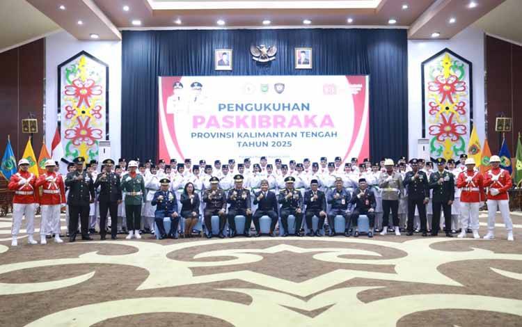 Foto bersama saat rangkaian pengukuhan di Aula Jayang Tingang. (FOTO:ASP)