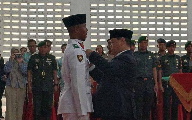 Bupati Kotawaringin Timur Halikinnor mengukuhkan anggota Paskibraka Kotim, Sabtu, 16 Agustus 2025. (FOTO: DEWIP)