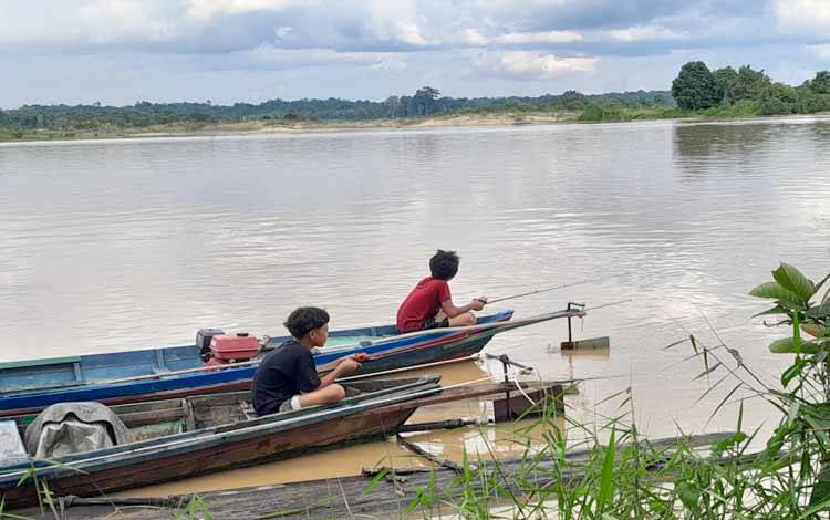 Aktivitas anak-anak memancing di Sungai Kahayan (Foto:MARINI)