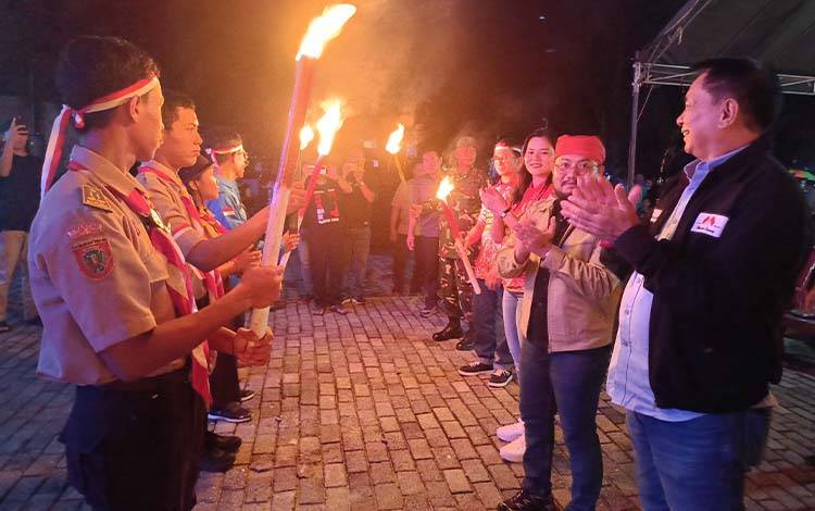 Pawai Obor di Barito Timur Kobarkan Semangat Merah Putih dan Regenerasi Kepemimpinan