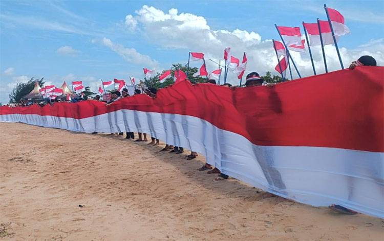 Bendera Merah Putih Sepanjang 80 Meter Dibentangkan di Pantai Ujung Pandaran Peringati HUT ke-80 RI