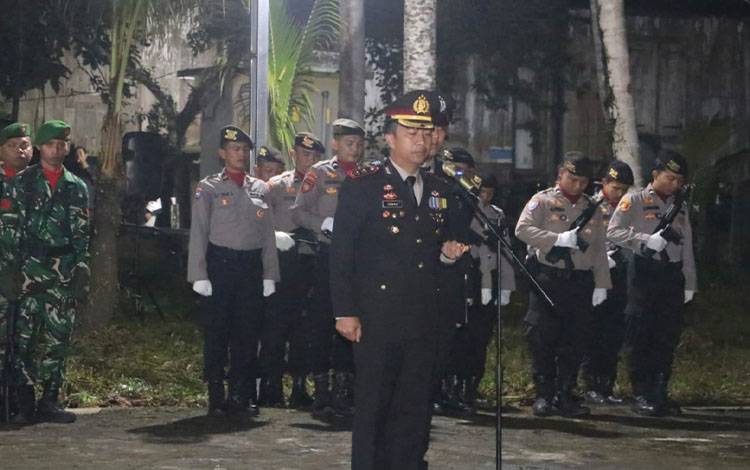 Kapolres Pulang Pisau AKBP Iqbal Sengaji saat memimpin Apel Kehormatan dan Renungan Suci di Taman Makam Pahlawan H.M. Sanusi, Minggu dini hari, 17 Agustus 2025. (FOTO: RETHA)