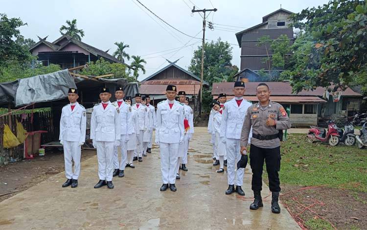 Paskibraka SMAN-1 Katingan Hulu Kibarkan Bendera Merah Putih di HUT ke-80 RI