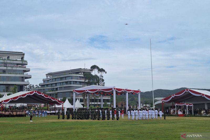 Anggota Purha Paskibraka Kabupaten Penajam Paser Utara, Provinsi Kalimantan Timur, kembali bertugas mengingatkan bendra Merah Putih pada upacara HUT le-80 Kemerdekaan RI di IKN, Minggu (17/8)2025). ANTARA/Muhammad Solih Januar