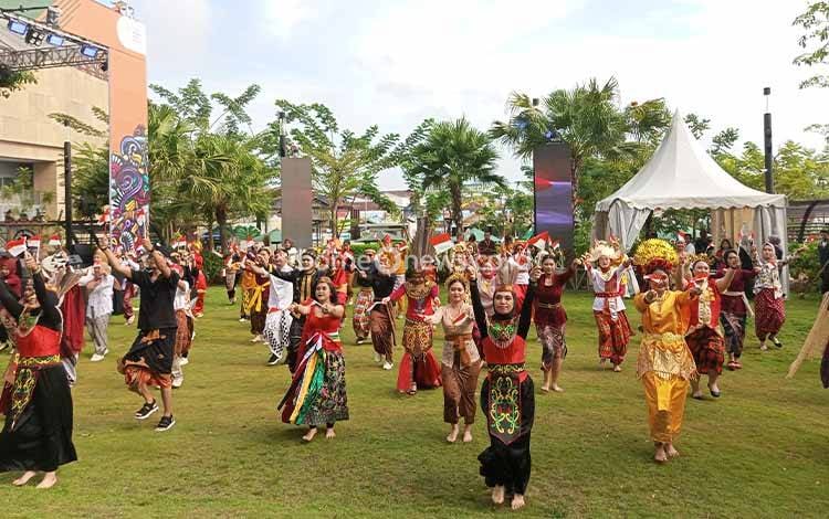 Karyawan CBI Group tampilkan Tarian Nusantara di acara Peringatan HUT RI, Minggu, 17 Agustus 2025 (FOTO: NURITA)