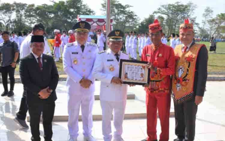 Dukung Penyiaran Publik, Bupati Kapuas Terima Penghargaan sebagai Kepala Daerah Peduli Radio