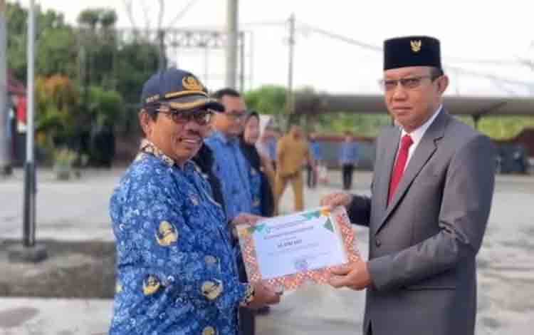Disdukcapil Kotim Berikan Penghargaan kepada PNS dan Tenaga Kontrak Teladan