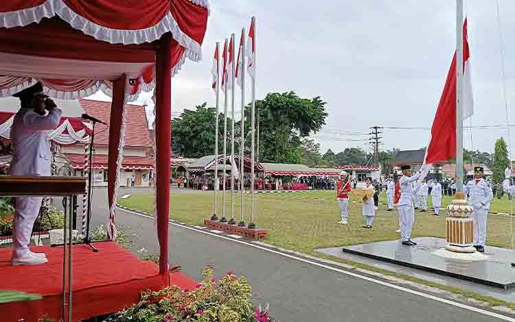 Wakil Bupati Barito Timur Pimpin Upacara Penurunan Bendera HUT Ke-80 Kemerdekaan RI