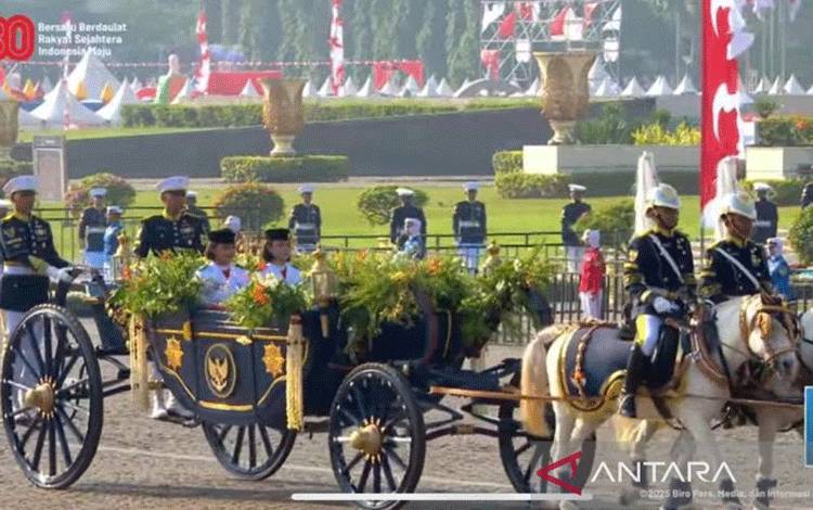 Tangkapan layar - Kereta kencana "Garuda Prabayaksa" menjadi kendaraan yang mengantar bendera pusaka dan teks proklamasi dari Monumen Nasional menuju Istana Merdeka, Jakarta dalam prosesi kirab Merah Putih, Minggu (17/8/2025). (ANTARA/Fathur Rochman)