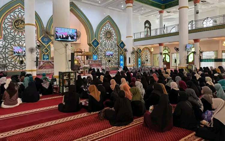 Ratusan Jemaah Ikuti Safari Dakwah Ustadzah Syarifah Sofiah Al-Habsyi di Masjid Al Mukarram Kuala Kapuas
