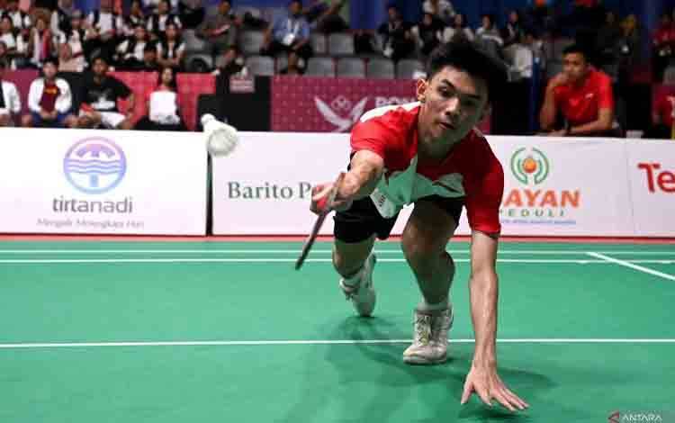 Foto arsip - Pebulu tangkis Jawa Tengah Richie Duta Ricardo mengembalikan kok saat bertanding melawan pebulu tangkis DKI Jakarta Rizki Dwi Cahyo pada final bulu tangkis beregu putra PON XXI Aceh-Sumut 2024 di Gedung PBSI, Dinas Pemuda dan Olahraga Sumatera Utara (Disporasu), Medan, Sumatera Utara, Kamis (12/9/2024). Jawa Tengah meraih medali emas setelah mengalahkan DKI Jakarta dengan skor 3-1. ANTARA FOTO/Yulius Satria Wijaya/nz. (ANTARA FOTO/YULIUS SATRIA WIJAYA)