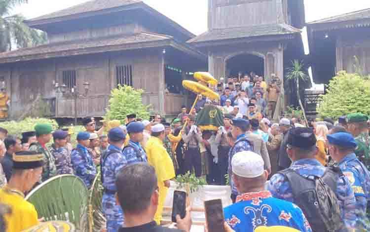 Jenazah Pangeran Muasjidinsyah bin Pangeran Ratu Alamsyah, Sultan Kotawaringin ke-14 saat diusung dari Istana Kuning, menuju Komplek Pemakaman Kesultanan Kotawaringin, Selasa, 19 Agustus 2025.