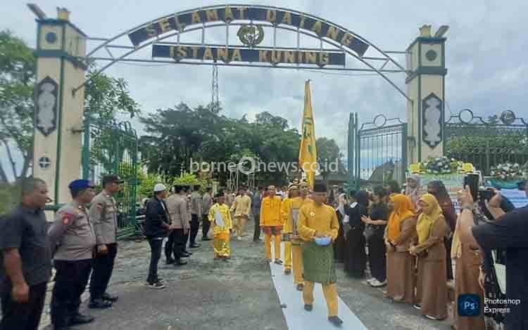 Prosesi Adat Antarkan Jenazah Pangeran Muasjidinsyah Menuju Pemakaman