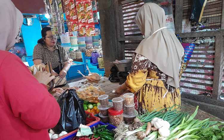 Aktivitas masyarakat di Pasar Tradisional Palangka Raya (Foto: MARINI)
