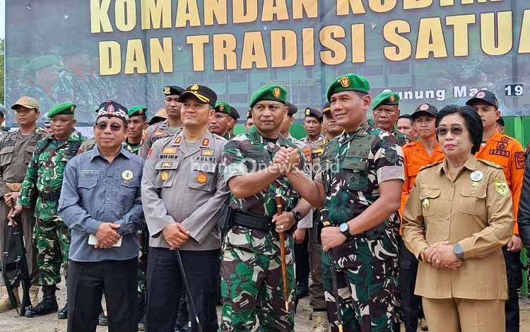 Wakil Bupati Gunung Mas Efrensia L.P Umbing (kanan) bersama Dandim 1018/Gunung Mas Letkol Inf Akhmad Rahmatullah, Danrem 102/Pjg Brigjen TNI Wimoko dan lainnya. (FOTO: RISKA YULYANA)