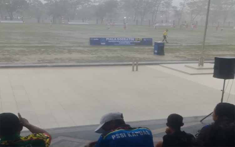 Diguyur Hujan Deras, Laga Piala Soeratin U-17 di Kapuas Tetap Berlangsung Sengit