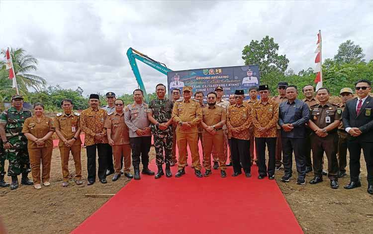Acara peletakan batu pertama pembangunan Markas Koramil 1012-04 Tamiang Layang yang menjadi cikal bakal pembentukan Kodim Tamiang Layang, Selasa, 19 Agustus 2025. (FOTO: AGUSTINUS BOLE MALO)