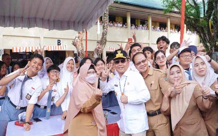 Gubernur Kalteng Buka Pemeriksaan Kesehatan Gratis di SMAN 2 Palangka Raya