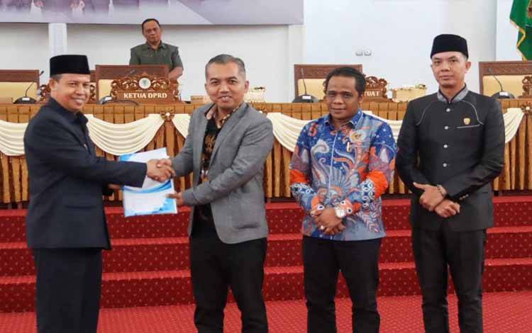Wakil Bupati Seruyan Sampaikan Pidato Pengantar Raperda PSU pada Rapat Paripurna DPRD