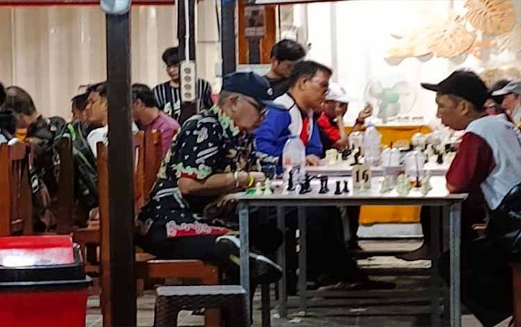 Ketua Harian DAD Kalteng dan Mantan Rektor UPR Turut Ramaikan Laskar Ngopi Cup VII