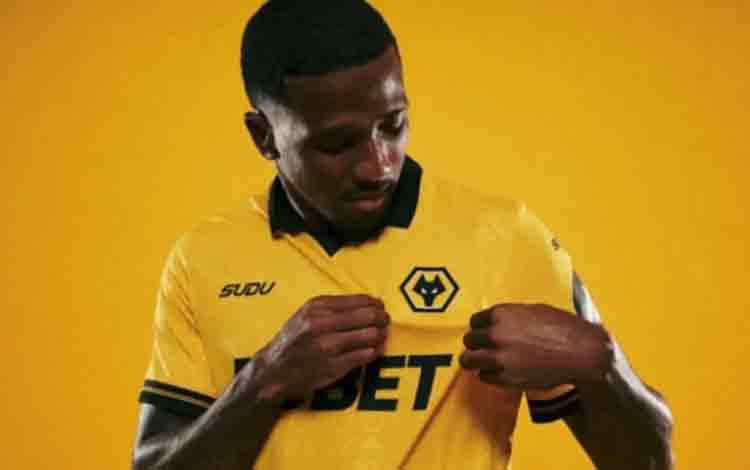 Wolverhampton resmi datangkan wingback asal Kamerun, Jackson Tchatchoua dari Verona pada Selasa (19/8/2025). Wolves.co.uk