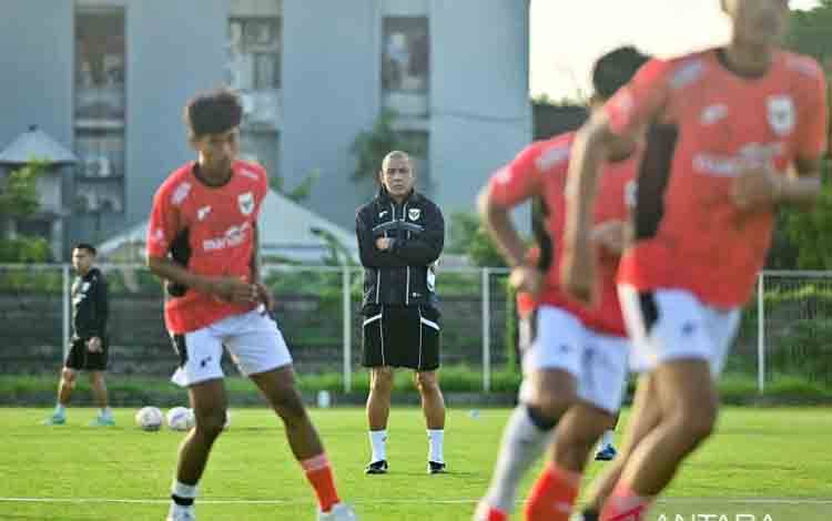 Pelatih Timnas U-17 Indonesia Nova Arianto (tengah) memimpin pemusatan latihan di lapangan Gelora Samudra, Badung, Bali, Selasa (8/7/2025). Timnas Indonesia U-17 mulai melakukan pemusatan latihan di Bali sebagai persiapan menjelang Piala Dunia U-17 2025 di Qatar. ANTARA FOTO/Fikri Yusuf/nym.