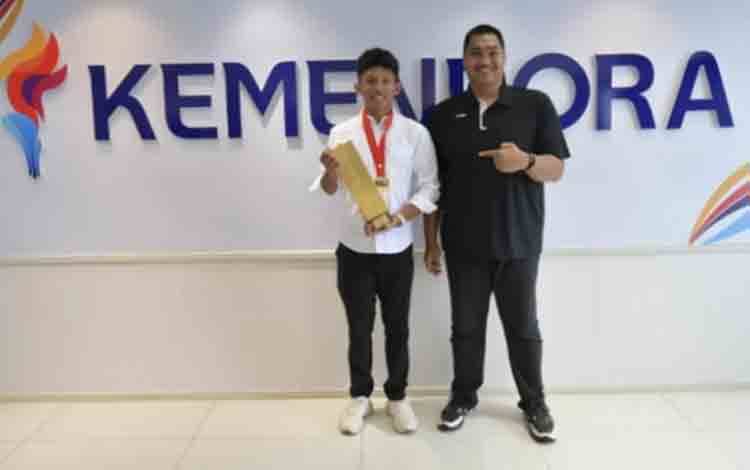Menteri Pemuda dan Olahraga Dito Ariotedjo (kanan) bersama juara Endurance World Championship Aquabike Jetski 2025 Boanerges Rataq (kiri) berfoto dalam pertemuan di Kantor Kemenpora RI, Senayan, Jakarta, Selasa (19/8/2025). (Humas Kemenpora RI/Bagus)
