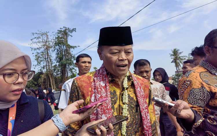 Wakil Ketua MPR RI yang juga anggota Komisi VIII DPR RI Hidayat Nur Wahid (HNW) usai napak tilas dalam rangka memperingati HUT Ke-80 RI ke rumah pengasingan Soekarno-Hatta di Rengasdengklok, Karawang, Jawa Barat, Rabu (13/8/2025). ANTARA/Melalusa Suathira K
