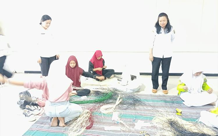 Lembaga Perempuan Dayak Pulpis Apresiasi KPSHK Gelar Lomba Menganyam Rotan
