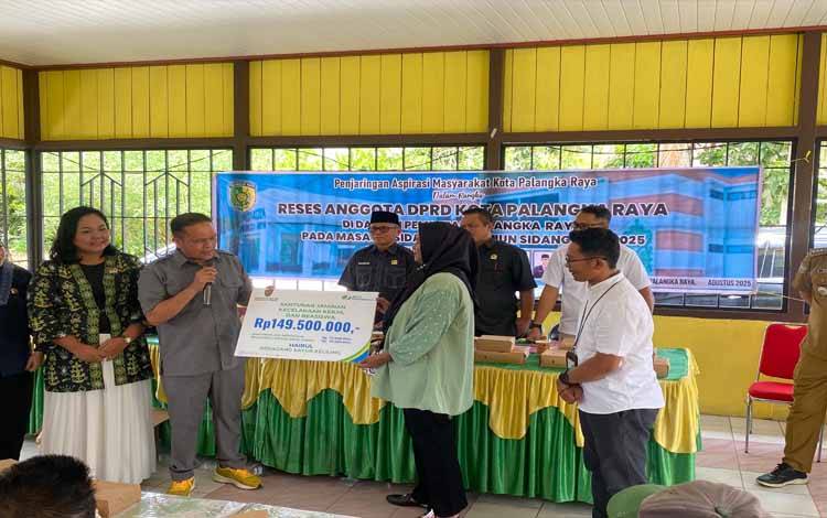 Anggota DPRD Palangka Raya Serahkan Santunan BPJS JKK dan Beasiswa