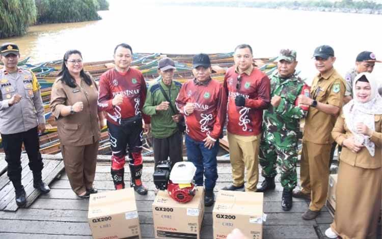 Pemkab Kapuas Salurkan Bantuan Perahu untuk Nelayan di Kapuas Barat