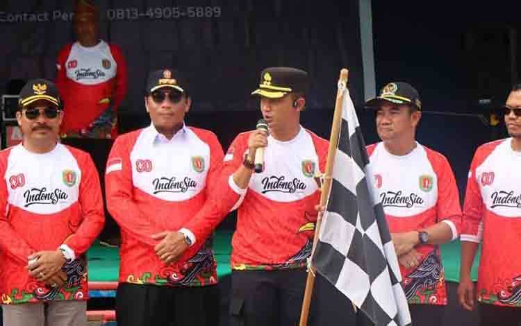 Kapolres Katingan Hadiri Karnaval Kemerdekaan ke-80 di Desa Hampalit, Ajak Warga Jaga Persatuan