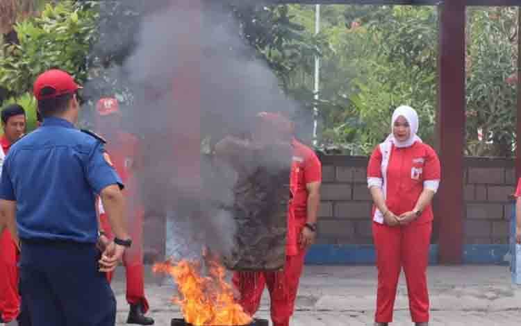Disdamkarmat Palangka Raya Latih Karyawan SPBU Tangani Kebakaran