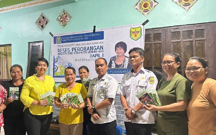 Anggota DPRD Gumas Ini Beri Bantuan Bibit Sayur Dukung Program Tambun Bungai Mandiri