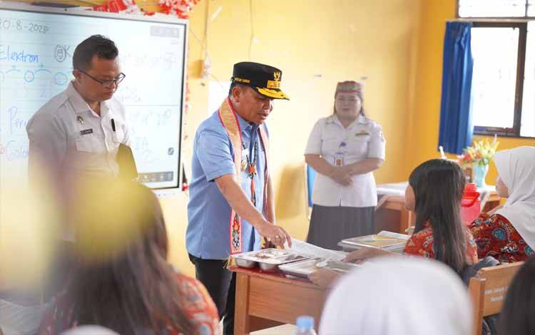 Program Makan Bergizi Gratis Sudah Layani 1.624 Siswa di SMAN 3 Palangka Raya