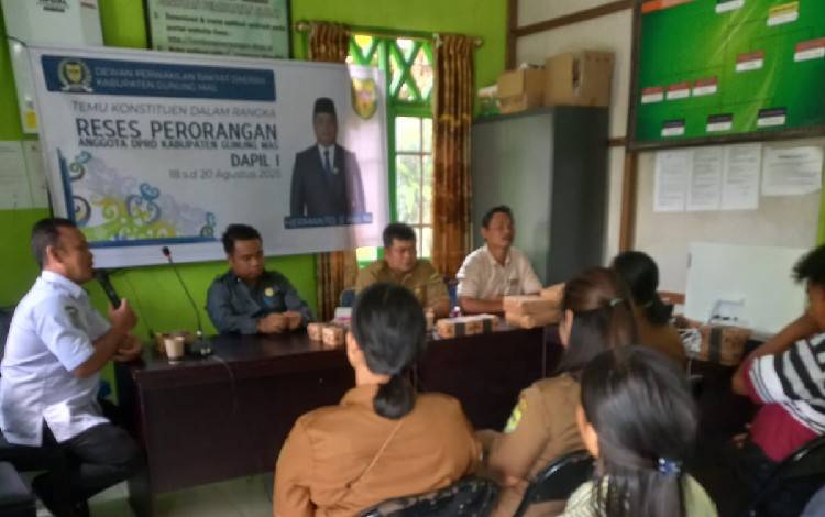 Anggota DPRD Gunung Mas Hermanto saat melaksanakan reses perorangan. (FOTO: IST)