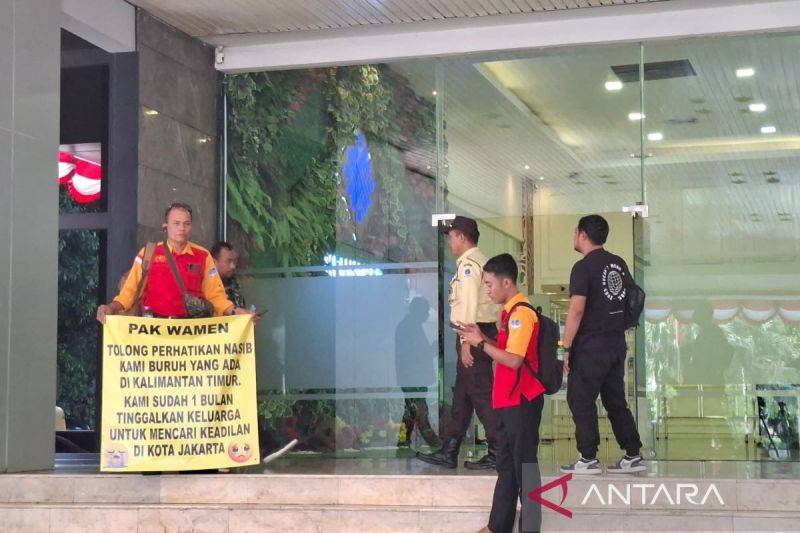 Perwakilan dari serikat buruh Perhimpunan Buruh Berau Bersatu mengadu, di Kompleks Kementerian Ketenagakerjaan, Jakarta, Kamis (21/8/2025). ANTARA/Aji Cakti