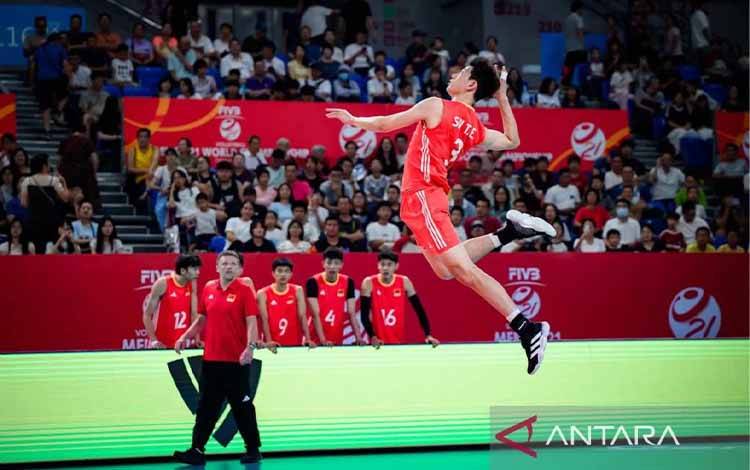 Middle blocker timnas U-21 China Taier Shi melepaskan pukulan saat menghadapi Turki pada pada pertandingan pertama pul A Kejuaraan Dunia Bola Voli U-21 Putra 2025 yang berlangsung di Jaingmen, China, Kamis (21/8/2025). (Volleyball World)