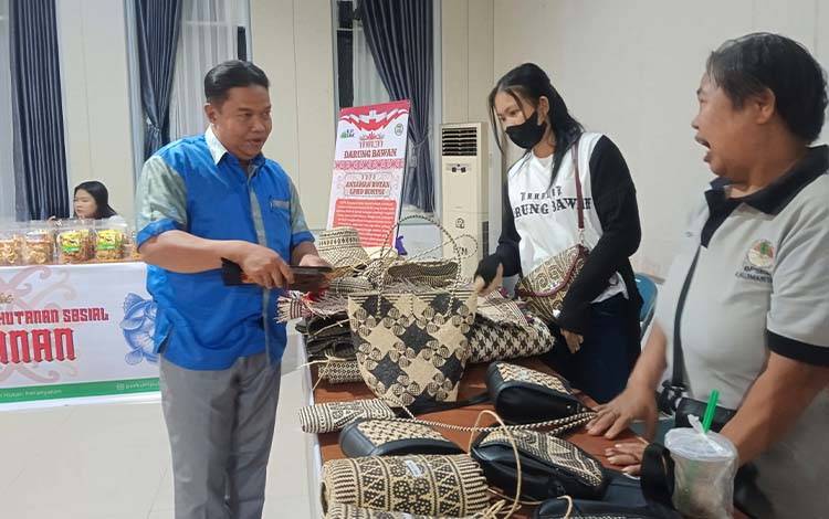 Disbudporapar Pulang Pisau Apresiasi KPSHK Lestarikan Budaya Anyaman Rotan