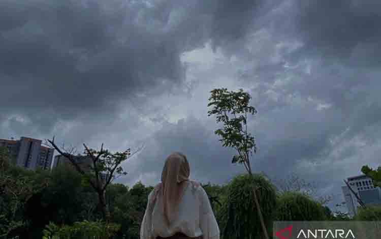 BMKG: Waspada Angin Kencang, Hujan Petir, dan Banjir Rob pada Jumat